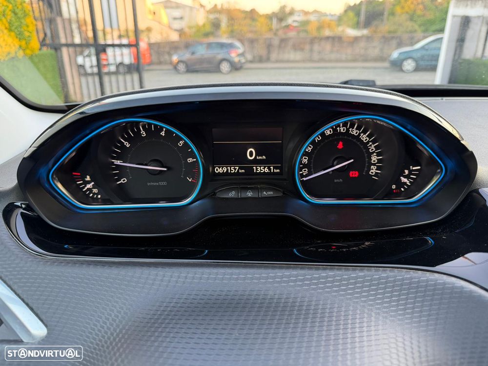 Peugeot 2008 1.2 PureTech Allure - 11