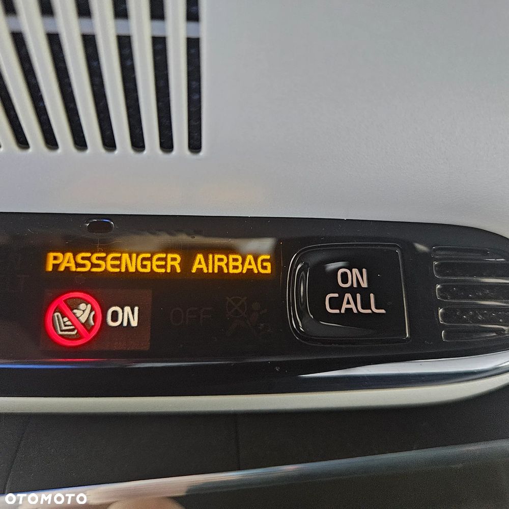 Volvo XC 40 B4 B AWD DKG Momentum Pro - 28