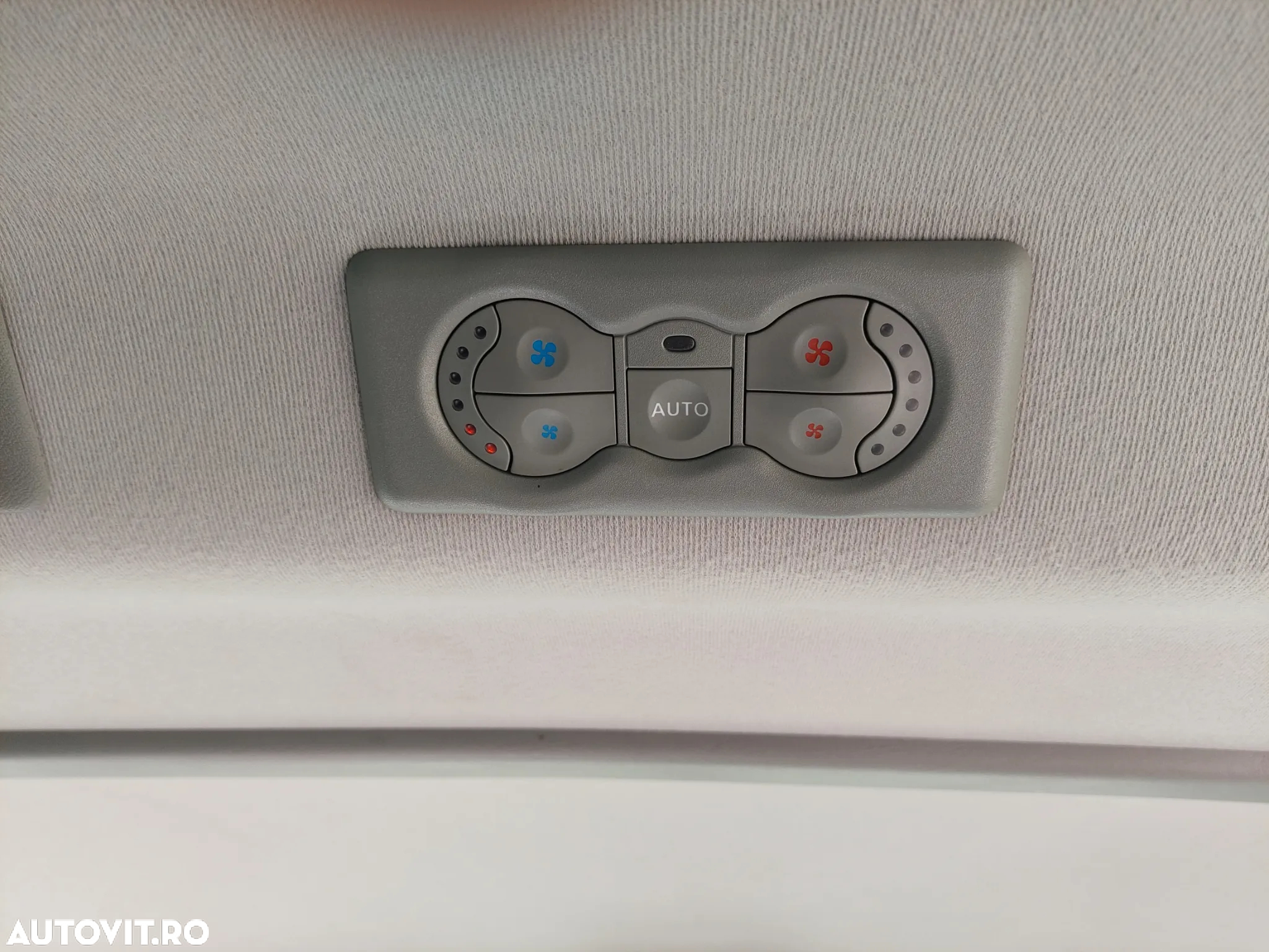 Renault Trafic 2.0 dCi 115 FAP Passenger Black Edition - 12