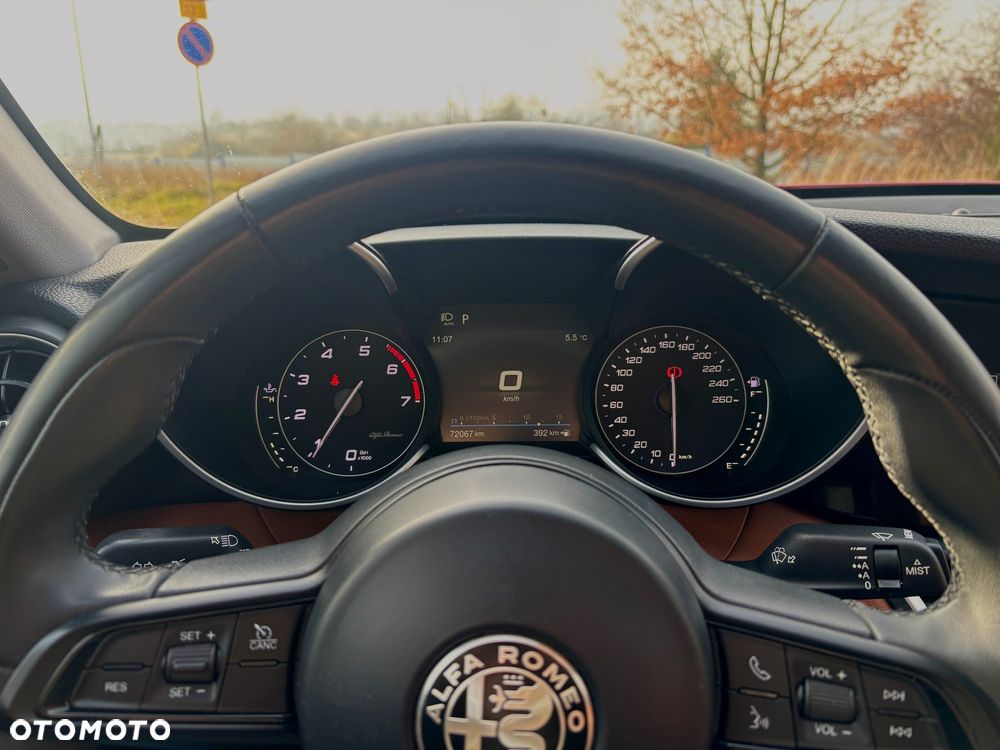 Alfa Romeo Giulia 2.0 Turbo 16V AT8-Q4 Ti - 8
