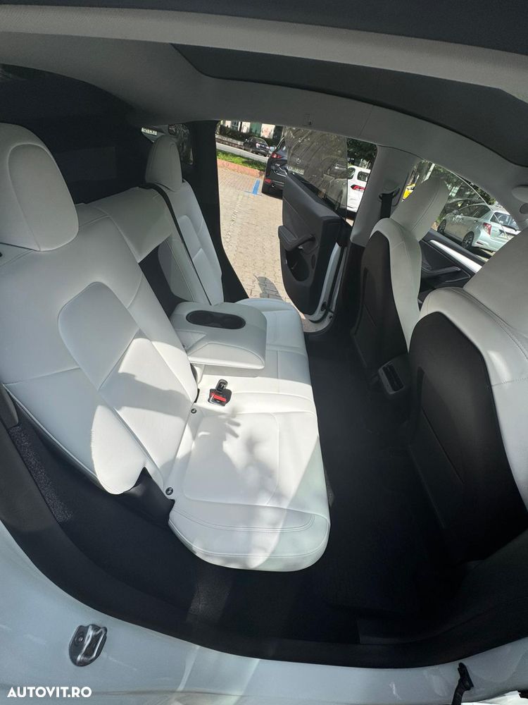 Tesla Model Y - 16