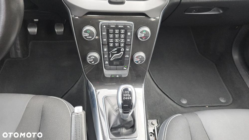 Volvo V40 D2 Drive-E Momentum - 28