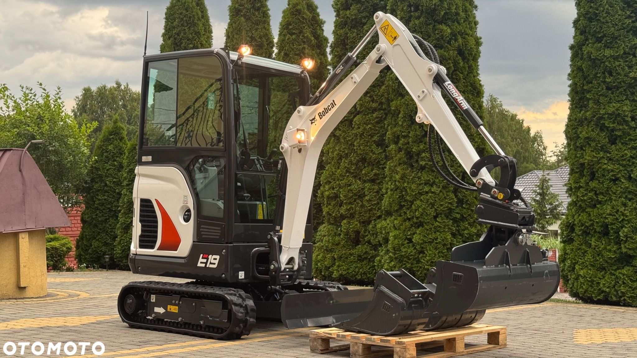 Bobcat E19 / rok 2024 / liczba godzin 4 / kupiona u dealera w Polsce / stan NOWA / komplet 3 łyżek / skarpówka hydrauliczna / - 1