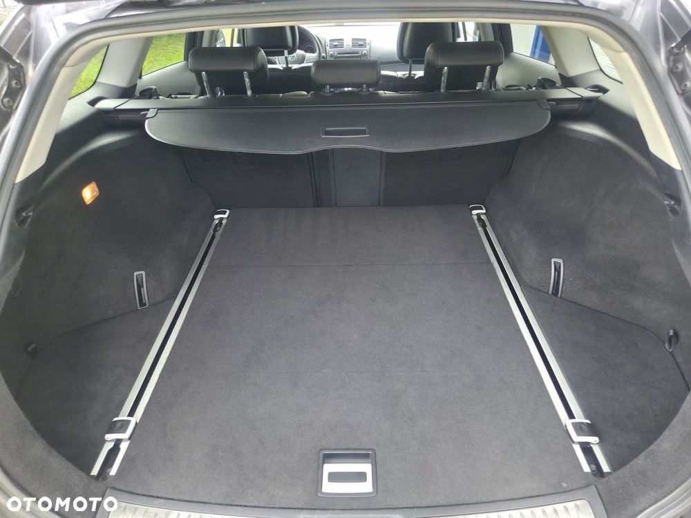 Toyota Avensis 2.0 Executive - 11