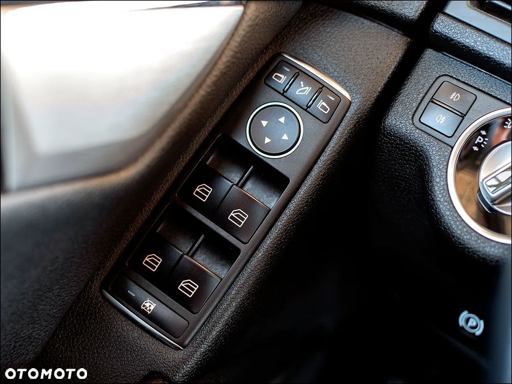 Mercedes-Benz Klasa C 180 BlueEFFICIENCY 7G-TRONIC Avantgarde - 31