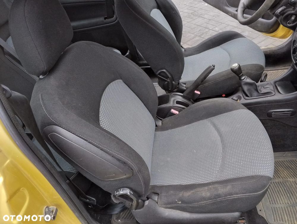 Peugeot 206 I FL (03-09r.) 1.4B 74KM. Silnik KFW Skrzynia 20CP81 lakier KAW – LAKIER ŻÓŁTY PERSEPOLIS.Cały na części. GWARANCJA !!!  Przód Tył Zestaw Komplet Drzwi Klapa Zderzak Błotnik Maska Grill Atrapa Szyba Pas Lampa Lusterko Boczki Fotel Kanapa Kokpit Deska Rozdzielcza Przełącznik Włącznik Sterownik Przewody Wiązka Instalacja Moduł Komputer Czujnik Listwa Pompa Alternator Wtryski Głowica Rozrusznik Kompresor Sprzęgło Dwumas Silnik Skrzynia ABS Klimatyzacji Paliwa Wspomagania Kolektor Turbina Przepustnica Zawór Chłodnica Koło Hak Belka Sanki Zawieszenie Mcpherson Półoś Amortyzator Wydech Tłumik Zacisk Most - 9