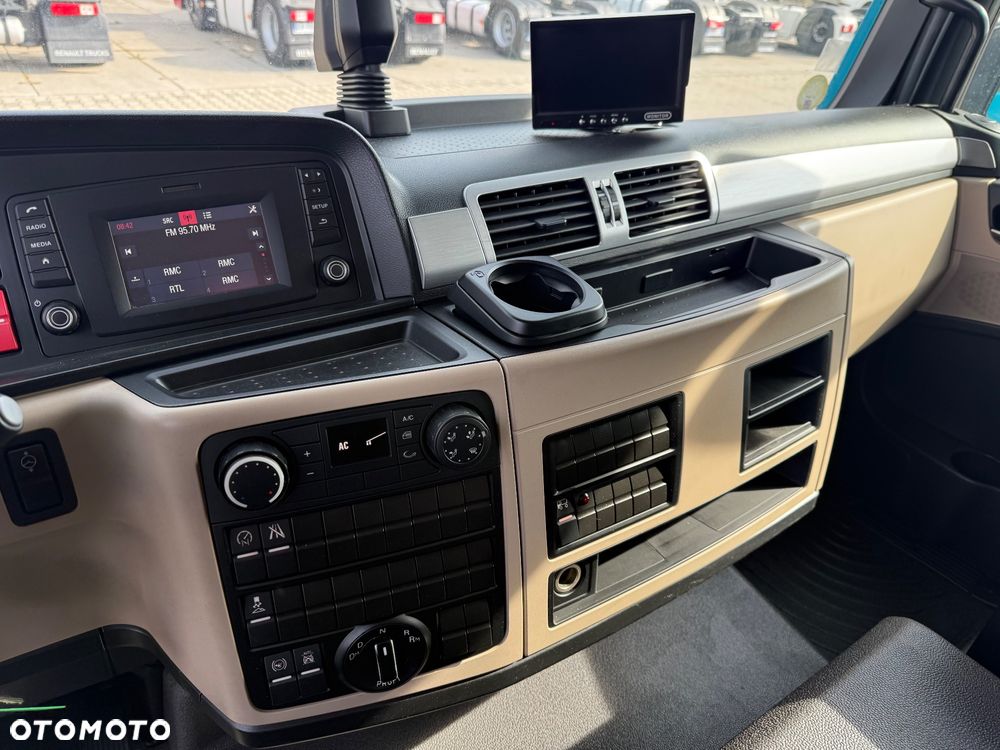 MAN TGL 12.220 / KONTENER + WINDA / 117 000 KM / ROLETA / TYŁ PODUSZKA / Z FRANCJI / STAN BDB / / / - 35