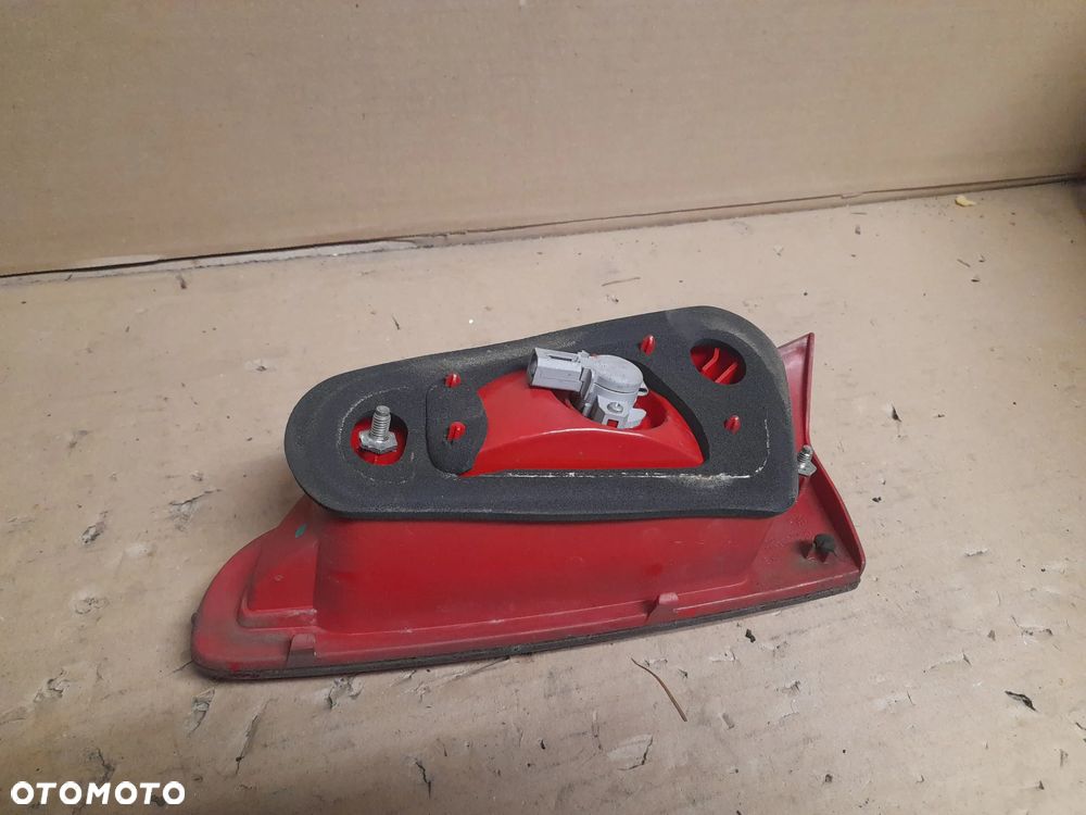 Alfa Romeo 147 - lampa tylna lewa w klapę - 2