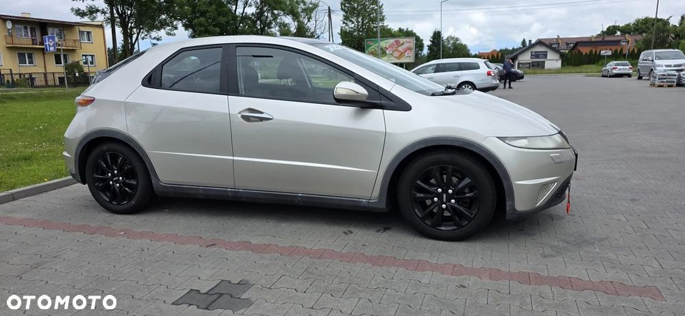 Honda Civic 1.8 Executive NAVI - 3