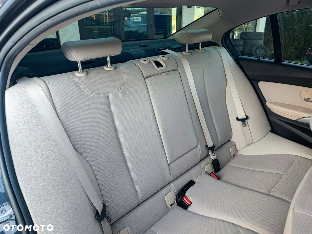 BMW Seria 3 318i - 9