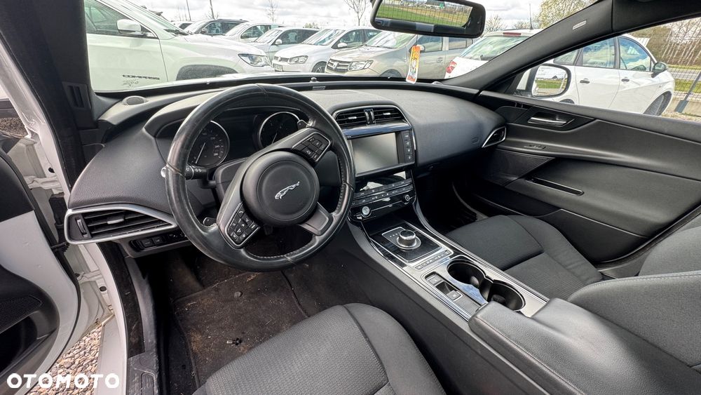 Jaguar XE - 11