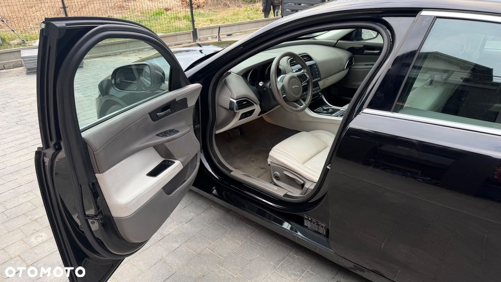 Jaguar XE 2.0 T Prestige - 9