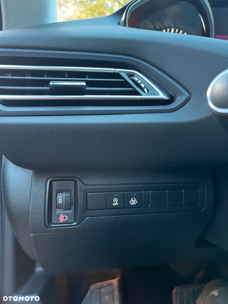 Peugeot 308 1.2 PureTech GPF Road Trip S&S EAT8 - 28