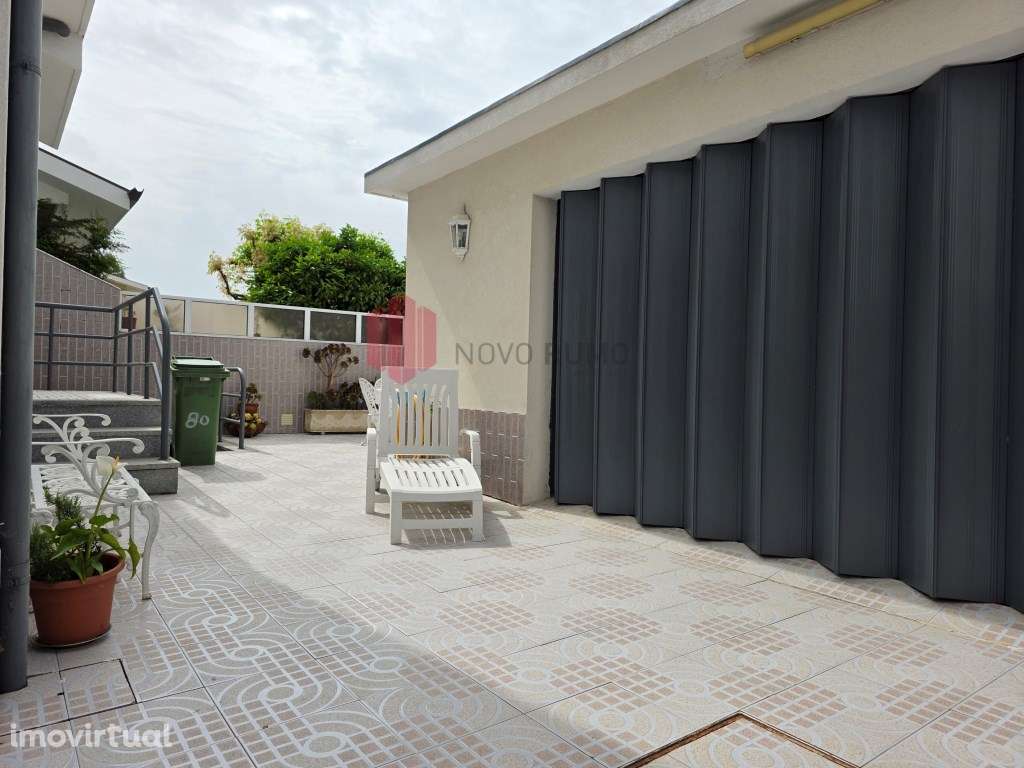 Moradia T4 de três frentes com uma área bruta de construção de 318 m2 - Grande imagem: 4/39