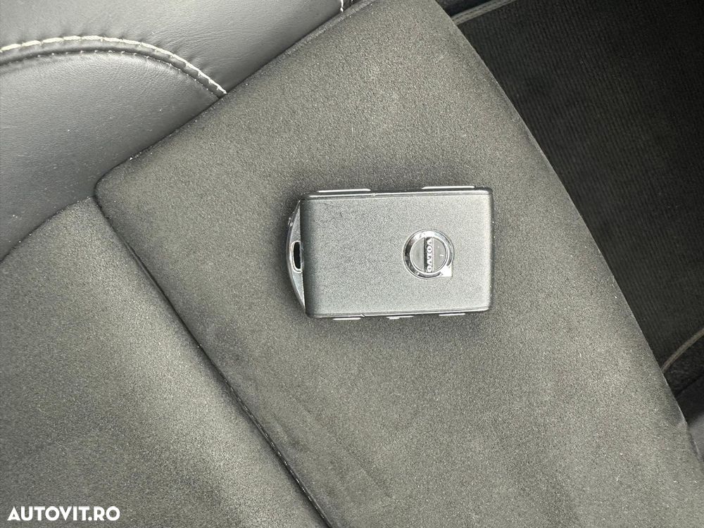 Volvo XC 40 B4 AT8 AWD Mild Hybrid Momentum Pro - 23