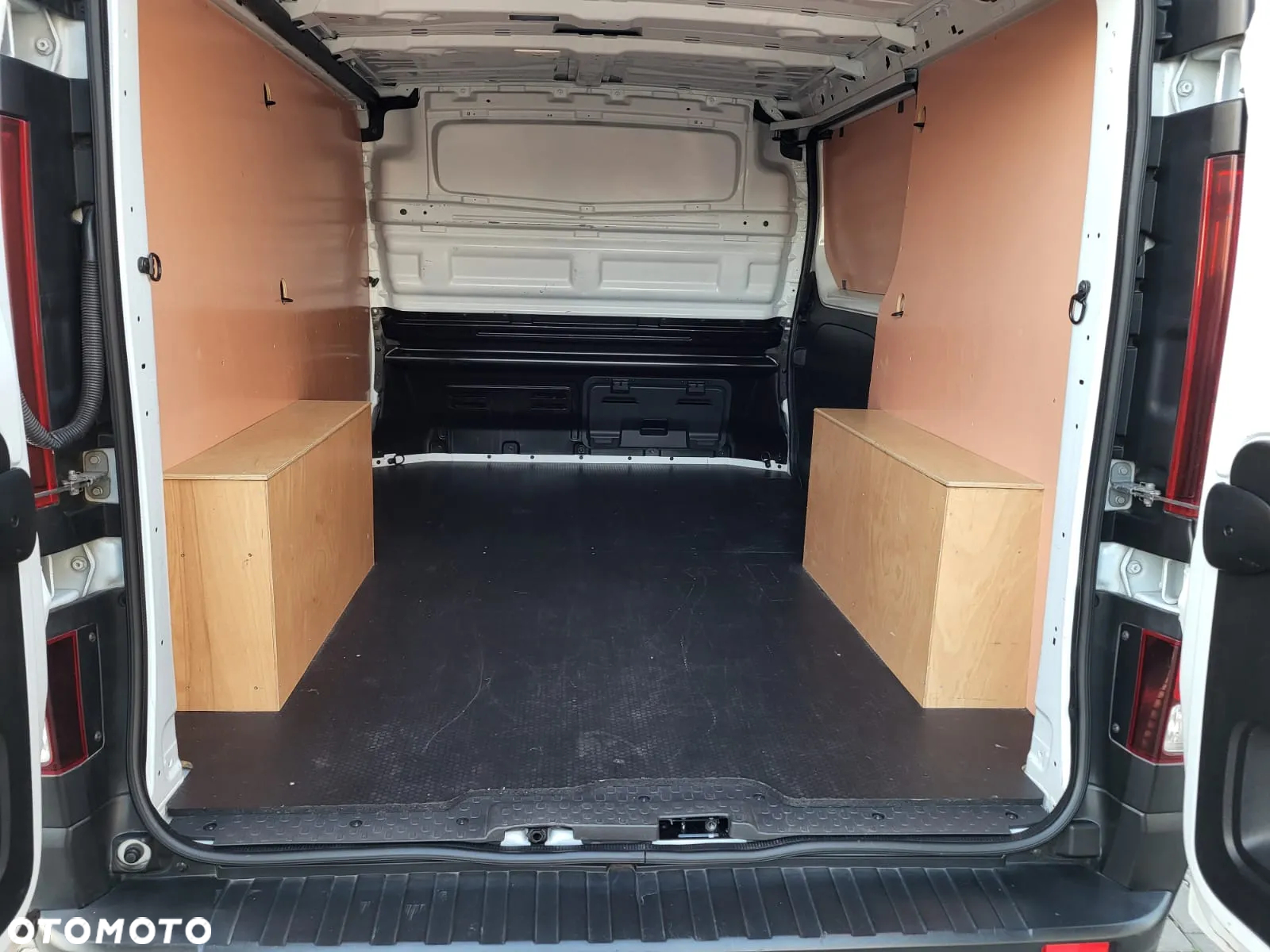 Nissan NV. 300 - 5