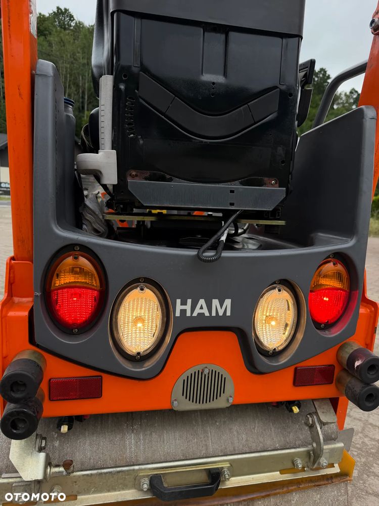 Hamm HD 8VV  Walec Terenowo Drogowy do Asfaltu z OBCINAKIEM BOCZNYM Hydraulicznym! 2 tony. Import Norwegia 2017 rok. 624 mtg. Silnik KUBOTA 3 cylindry. Maszyna nie różni się od Nowej z salonu! Serwisy w Dekra AKTUALNE 2026rok. Zero zniszczeń IGŁA !! Gotowy do długiej pracy. Po dużych serwisach eksploatacyjnych w Norwegii. Walec pochodzi z urzędu Komunalnego w Norwegii od pierwszego właściciela. Jego historia od nowości to lekkie inwestycje miejskie! Jedyna taka okazja! Bardzo mały walec a moc Potężna! Ani deka luzów i wycieków. OKAZJA. Zraszacze na dwa bębny. Ubijanie na dwa lub jeden bęben. Siła ubijania regulowana! - 32
