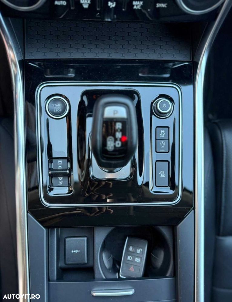 Jaguar XE D200 RWD MHEV R-Dynamic S - 24