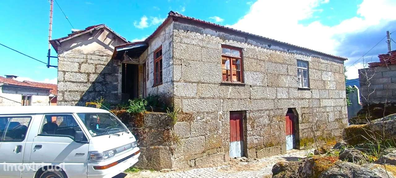 Belíssima moradia centenária de pedra com três quartos em Santa Marinh - Grande imagem: 3/35