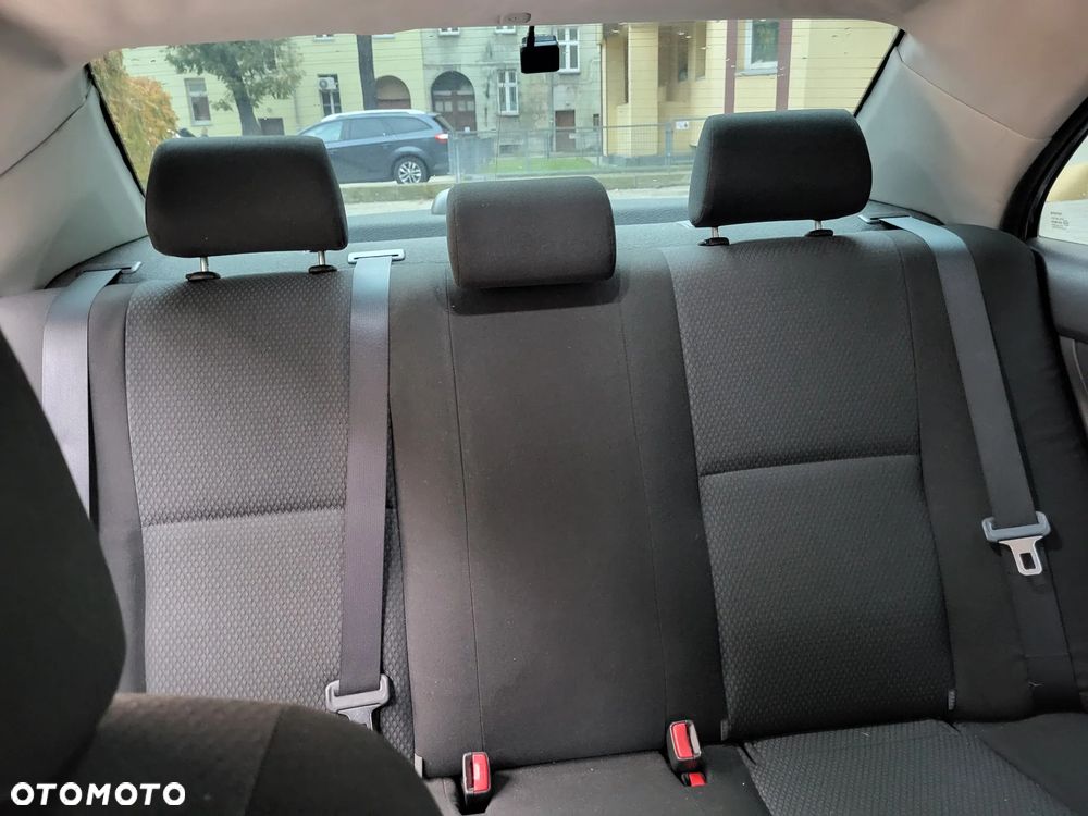 Toyota Avensis 1.6 VVT-i Luna - 10