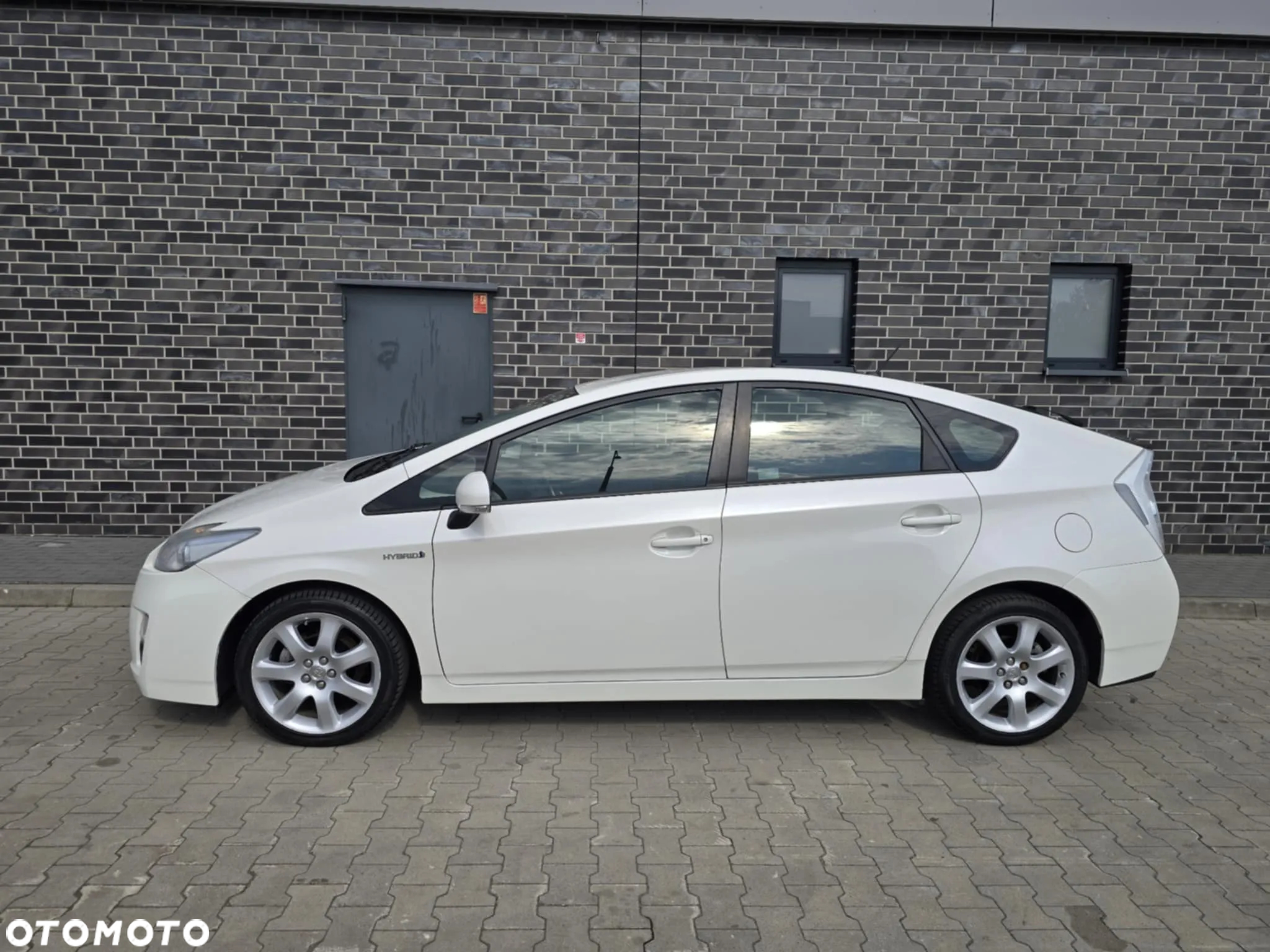 Toyota Prius (Hybrid) Executive - 9