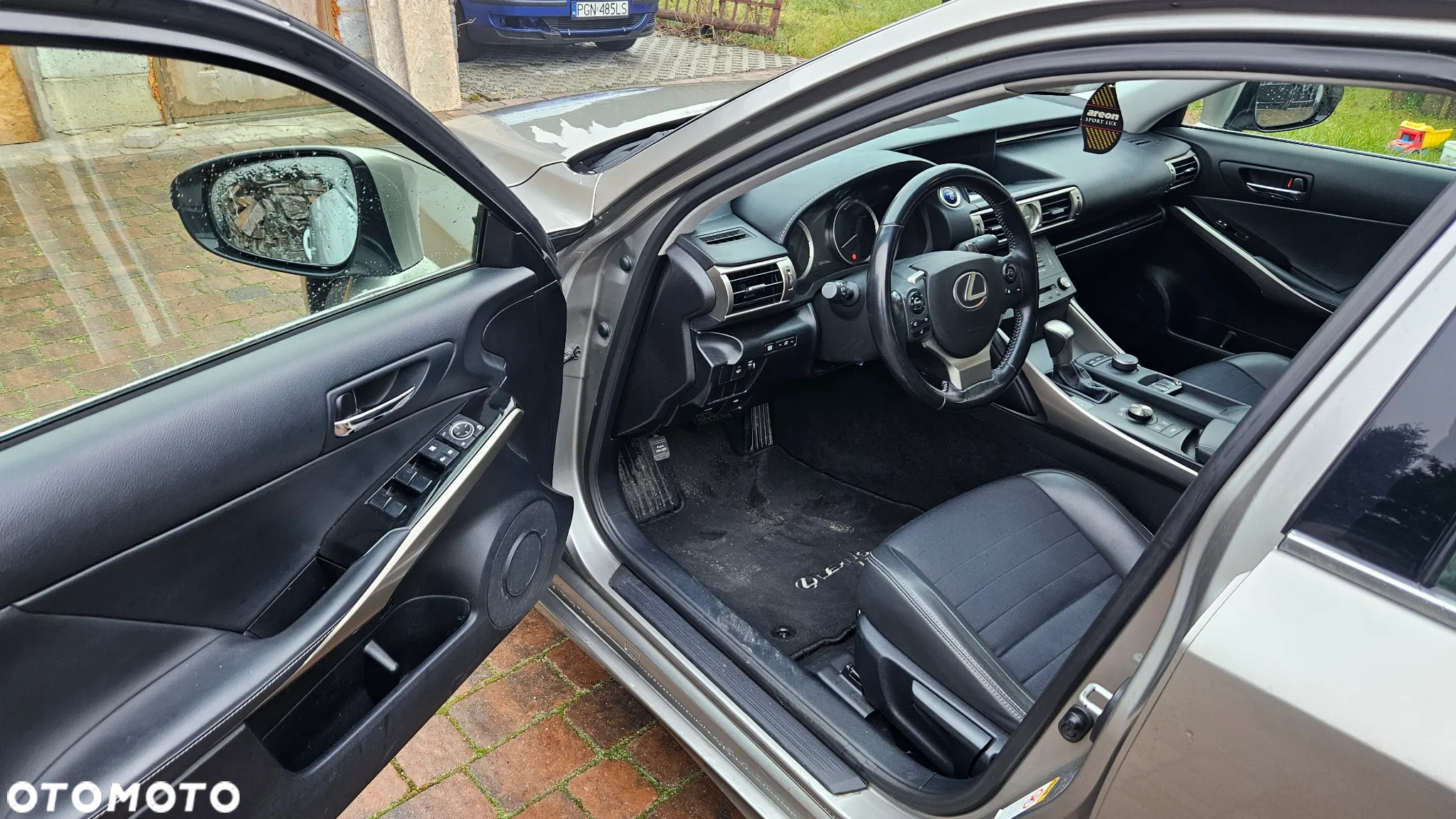 Lexus IS 300h - 12