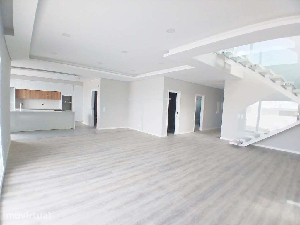 Moradia isolada T4, arquitetura contemporânea com garagem e piscina... - Grande imagem: 5/36