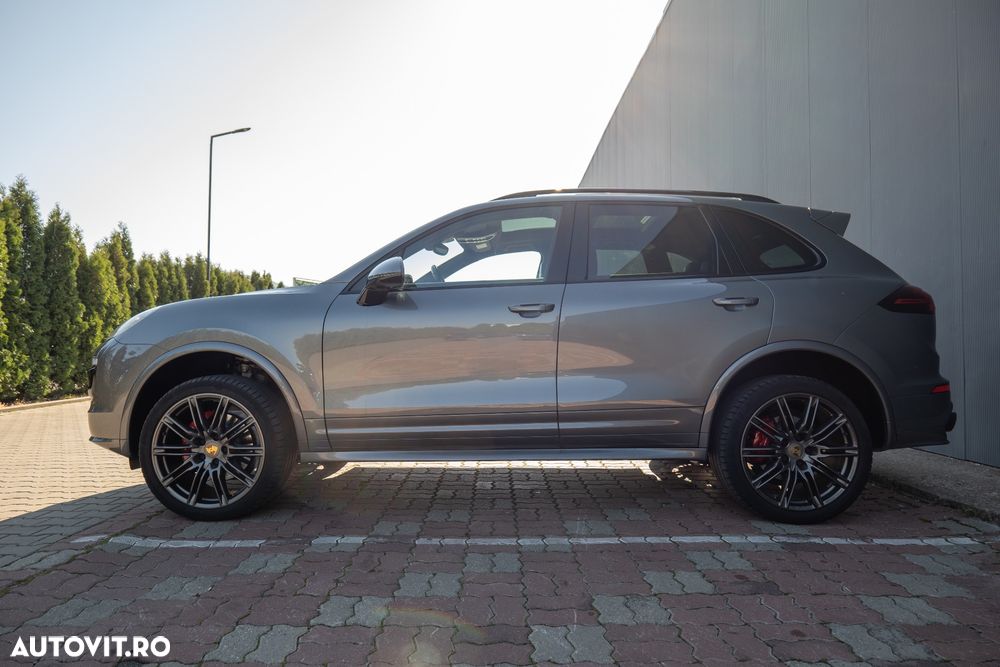 Porsche Cayenne 3.0 L - 6