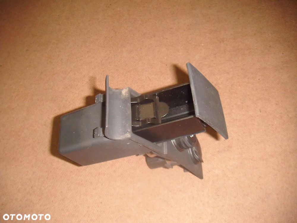 opel meriva a popielniczka - zapalniczka w tunel tył 93366612 - 1