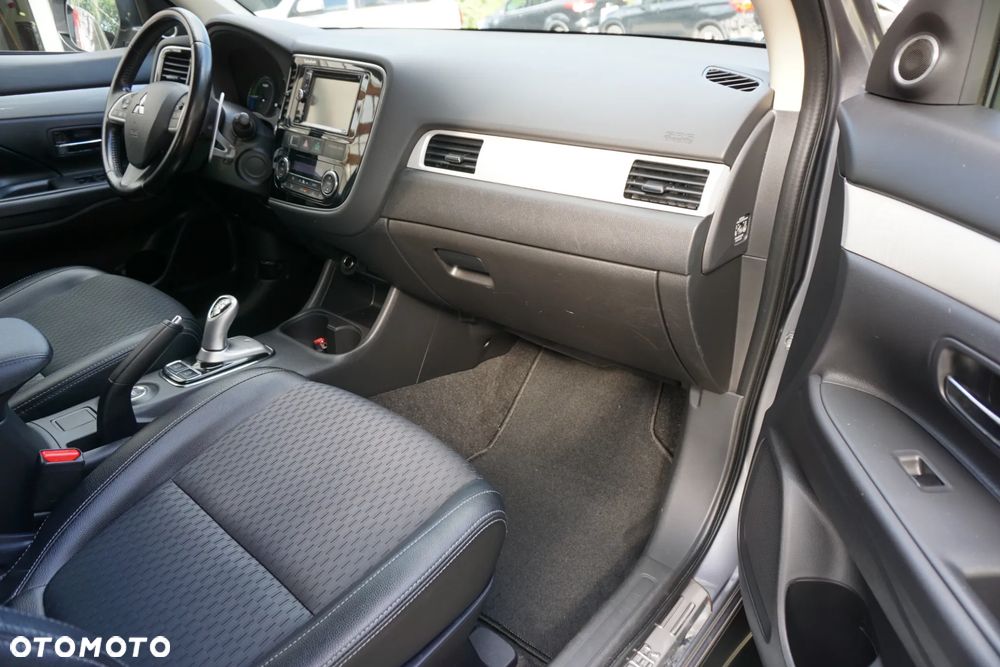 Mitsubishi Outlander Instyle NAVI + - 18