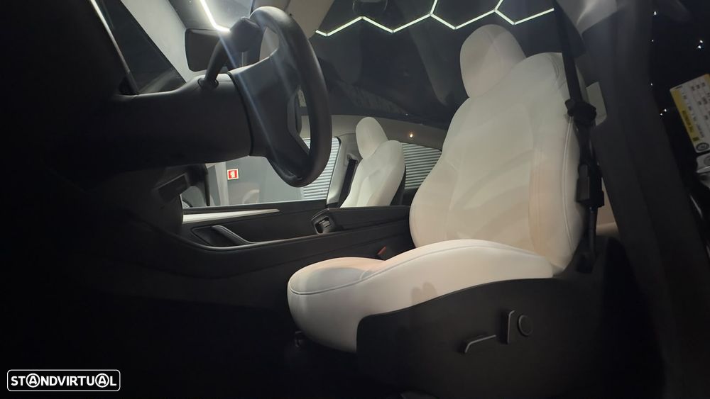 Tesla Model Y Long Range Dual Motor AWD - 33