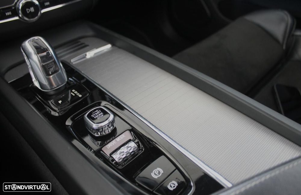Volvo XC 60 2.0 T8 PHEV R-Design AWD - 31