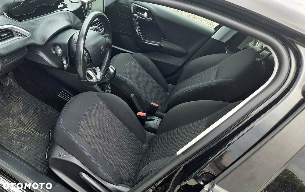 Peugeot 208 - 23