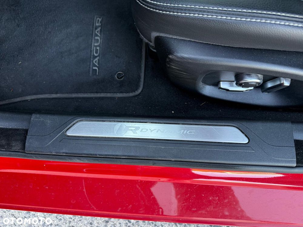 Jaguar XE 2.0 D180 R-Dynamic SE - 22