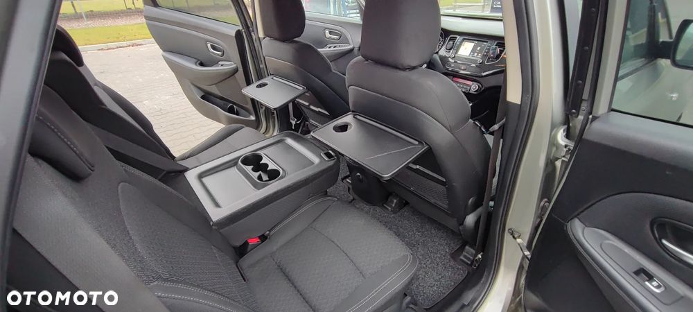 Kia Carens - 11