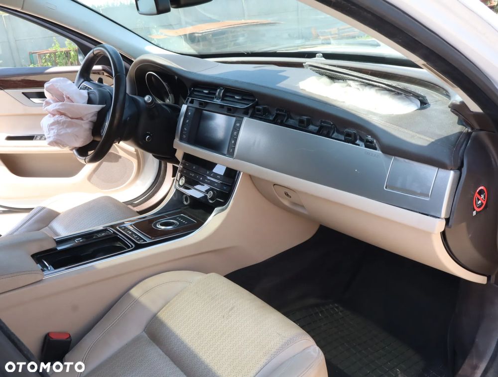 Jaguar XF 20d Prestige - 11