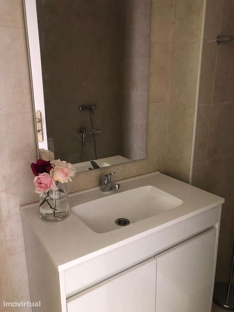 Apartamento T3 à piscina da Constituição e metro Carolina Michaelis - Grande imagem: 2/39