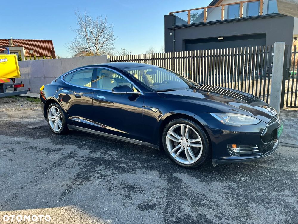 Tesla Model S - 4
