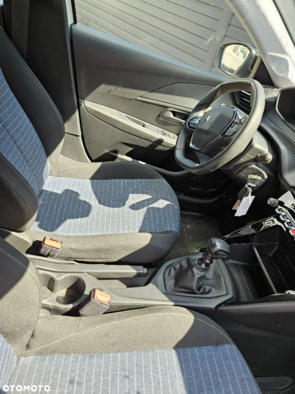 Peugeot 208 - 25