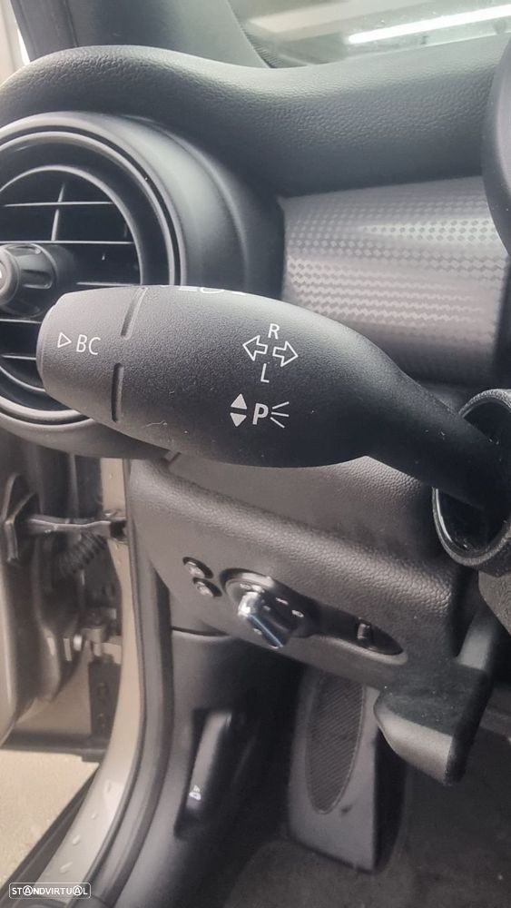 MINI 5 Portas Cooper D Auto - 23