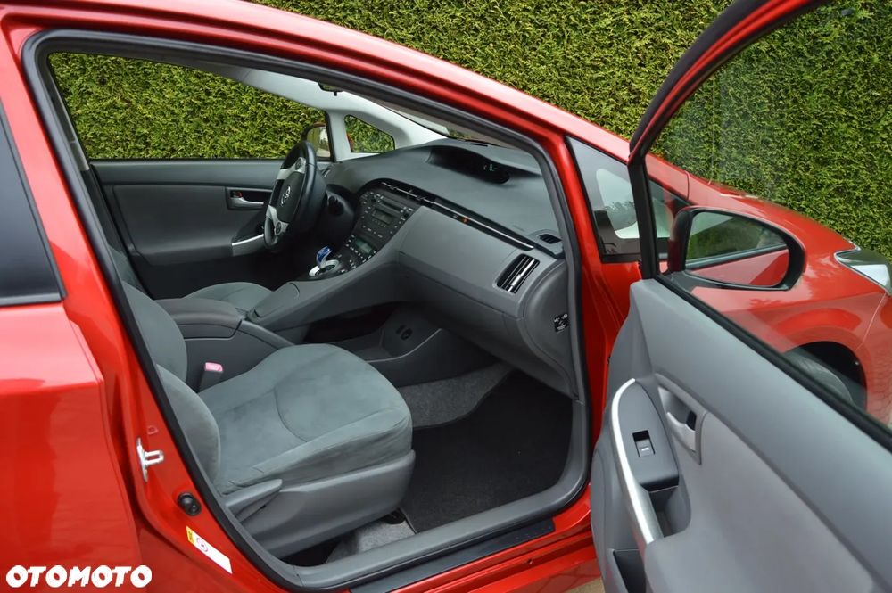 Toyota Prius (Hybrid) Life - 9
