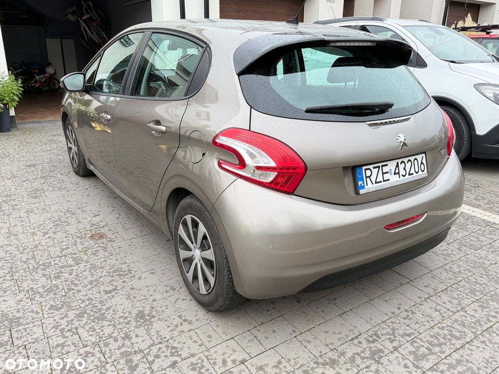 Peugeot 208 2012 photo 4