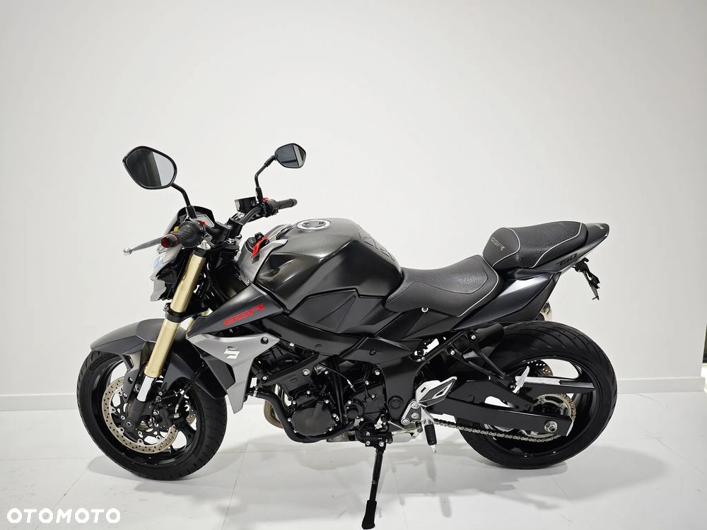 Suzuki GSR - 4