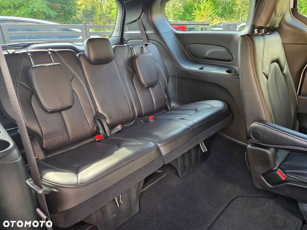 Chrysler Pacifica - 17