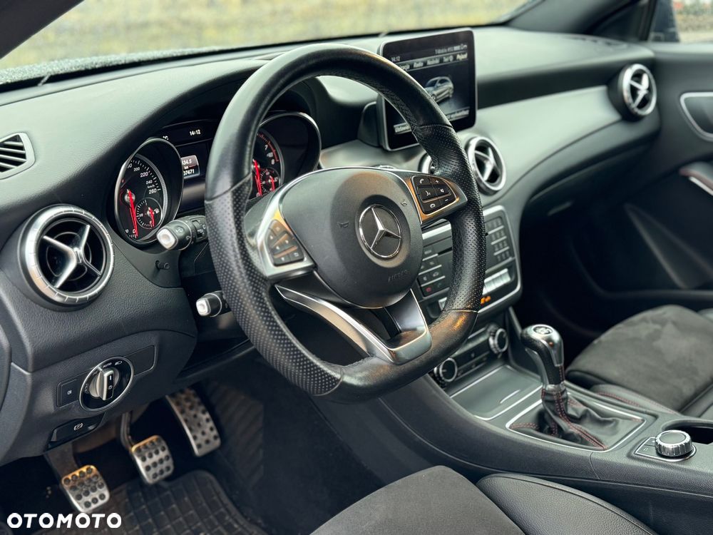Mercedes-Benz CLA 180 AMG Line - 24