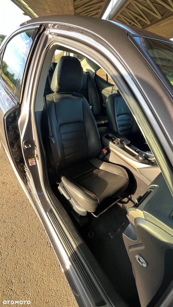 Lexus IS 300h Elegance - 4
