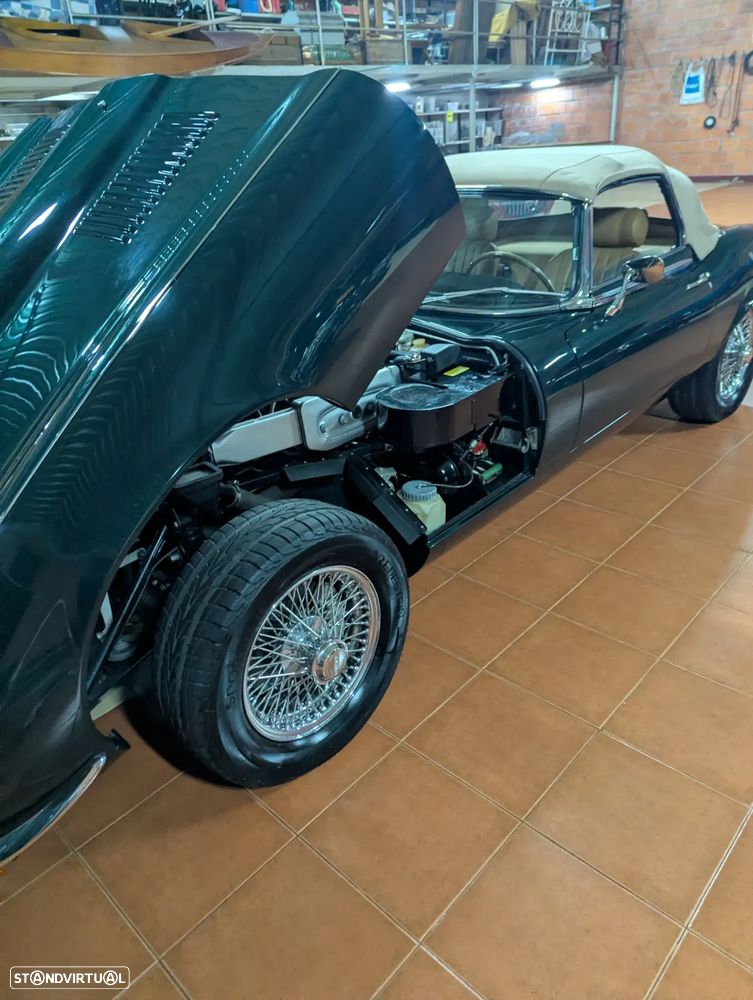 Jaguar E-Type - 16