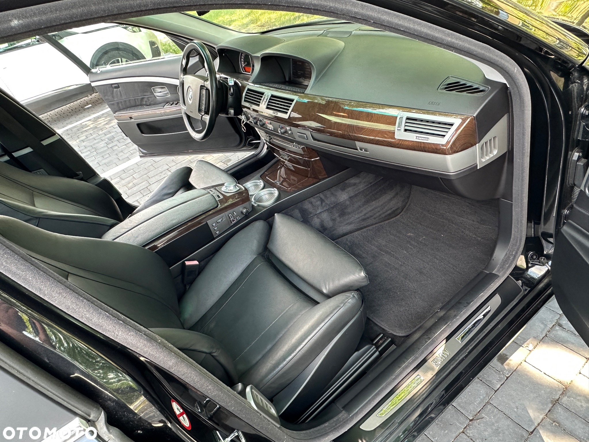 BMW Seria 7 745i - 8