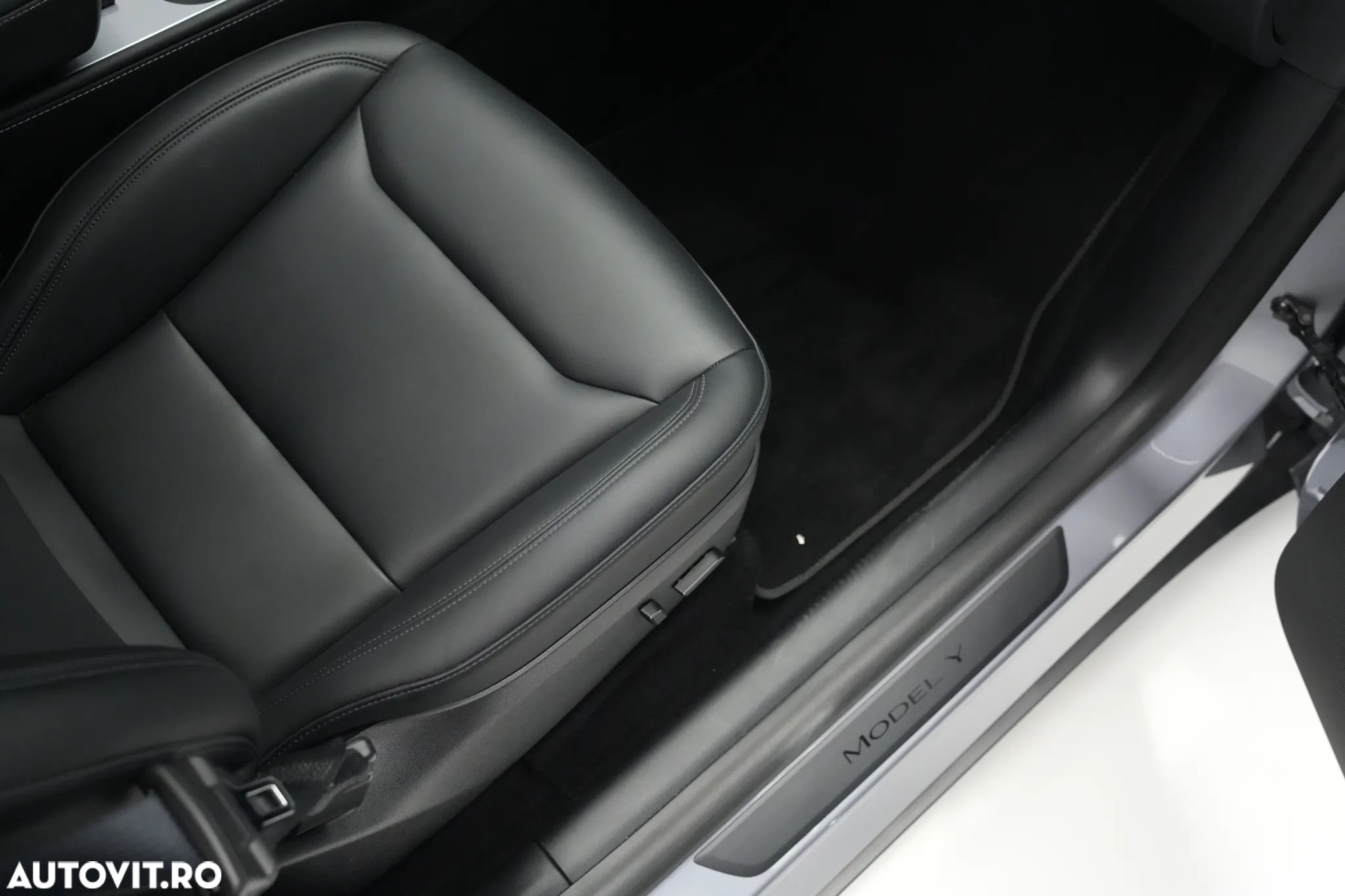 Tesla Model Y AWD Long Range - 36