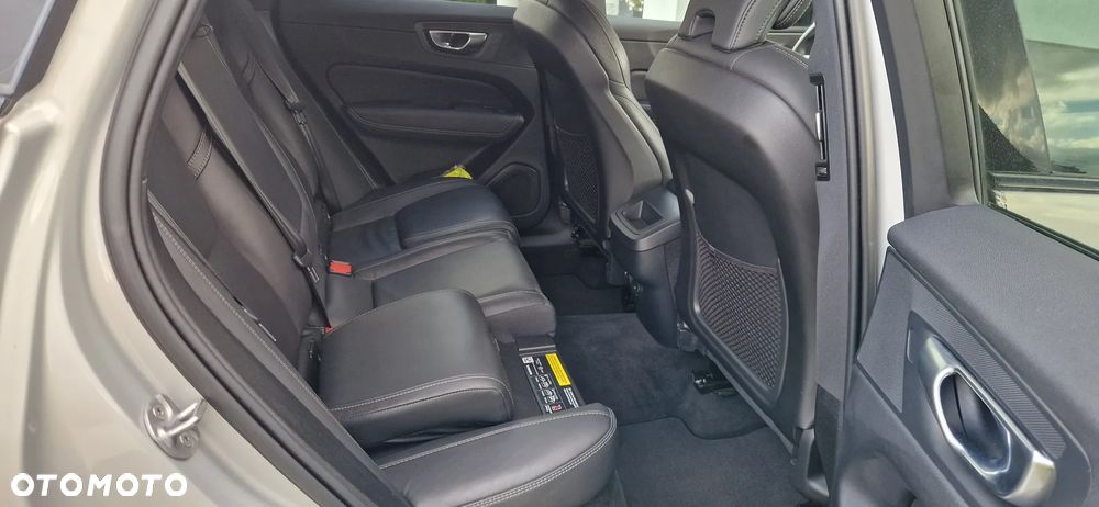 Volvo XC 60 B4 D Plus Dark - 27